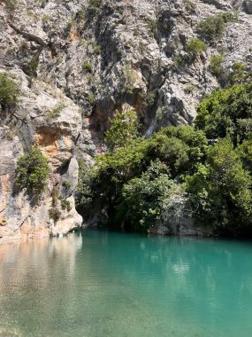İnsanların geçmişi olmayan bir dağ nehri. Yüksek kalite fotoğraf