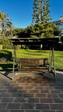 Bankta dinlenmek için bir yer. Yüksek kalite fotoğraf