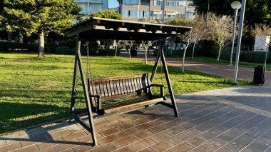 Bankta dinlenmek için bir yer. Yüksek kalite fotoğraf