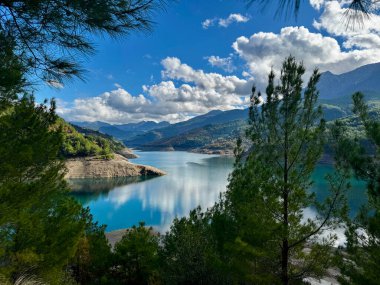 Suyun dağ nehri akışı büyük taşlar. Yüksek kalite fotoğraf
