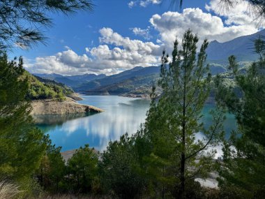 Suyun dağ nehri akışı büyük taşlar. Yüksek kalite fotoğraf