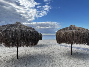 Kumsaldaki güneş koruma alanı. Yüksek kalite fotoğraf