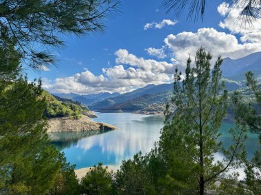 Suyun dağ nehri akışı büyük taşlar. Yüksek kalite fotoğraf