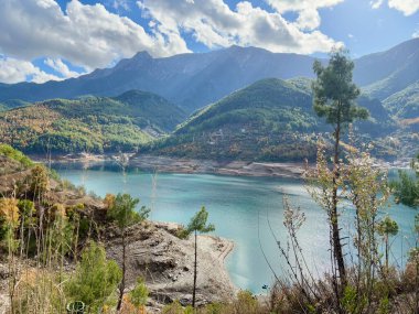 Dağlardaki güzel doğa gölü. Kartpostalların sulu renkleri. Yüksek kalite fotoğraf