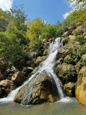 Sonbahar doğasında insanlar olmadan dağlarda bir gölet. Yüksek kalite fotoğraf