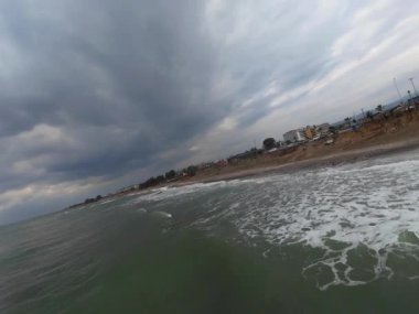 Fpv İHA uçuşu plaj denizi bulutlu