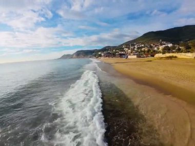 Fpv deniz kumsalı deniz köpüğü İHA uçuşu. Yüksek kalite 4k görüntü