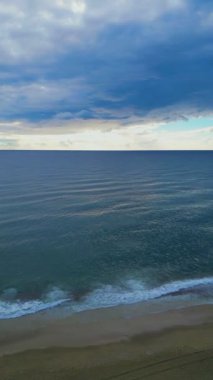Fpv deniz kumsalı deniz köpüğü İHA uçuşu. Yüksek kalite 4k görüntü