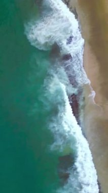 Fpv deniz kumsalı deniz köpüğü İHA uçuşu. Yüksek kalite 4k görüntü