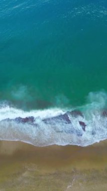 Fpv deniz kumsalı deniz köpüğü İHA uçuşu. Yüksek kalite 4k görüntü