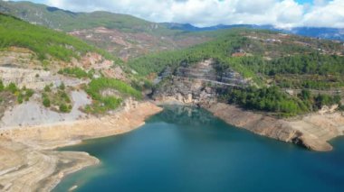 Doğa hindisi alanya rezervuar dağları sonbahar. Yüksek kalite 4k görüntü
