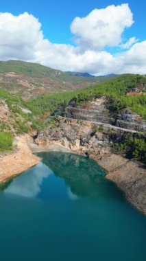 Doğa hindisi alanya rezervuar dağları sonbahar. Yüksek kalite 4k görüntü