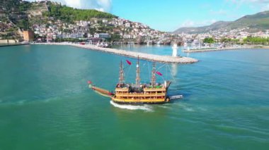 Liman feneri turist korsan gemisi insansız hava aracı görüntüsü. Yüksek kalite 4k görüntü
