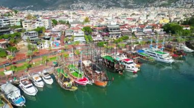 Liman feneri turist korsan gemisi insansız hava aracı görüntüsü. Yüksek kalite 4k görüntü