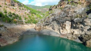 Doğa hindisi alanya rezervuar dağları sonbahar. Yüksek kalite 4k görüntü