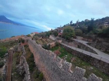 Deniz kıyısındaki doğa beldesindeki kayalıklarda bir kale. Yüksek kaliteli FullHD görüntüler