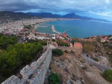 Deniz kıyısındaki doğa beldesindeki kayalıklarda bir kale. Yüksek kaliteli FullHD görüntüler