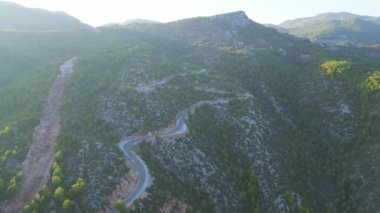 Fpv Dağları Sonbahar İHA uçuşu. Yüksek kalite 4k görüntü