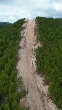 Toprak yol dağları yeşil ağaçlar İHA uçuşları fpv. Yüksek kalite 4k görüntü