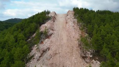 Toprak yol dağları yeşil ağaçlar İHA uçuşları fpv. Yüksek kalite 4k görüntü