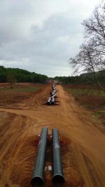 Metal gaz boruları döşemeye çalış. Yüksek kalite 4k görüntü