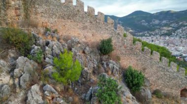 Deniz kıyısındaki doğa beldesindeki kayalıklarda bir kale. Yüksek kaliteli FullHD görüntüler