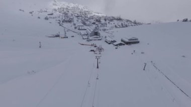 Kar kayağı merkezi insansız hava aracı görünümü 