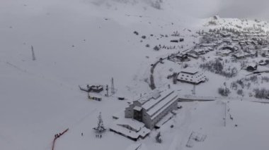 Kış oteli insansız hava aracı görüntüsü aktif dinlenme, kış tatili 