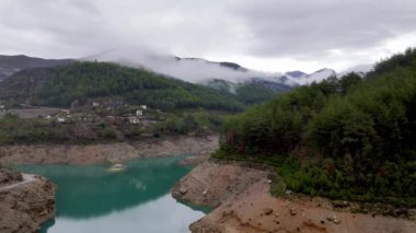 Kuş bakışı bir dağ nehri kanyonu