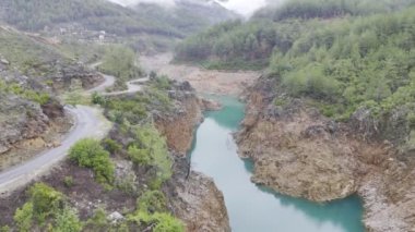 Kuş bakışı bir dağ nehri kanyonu