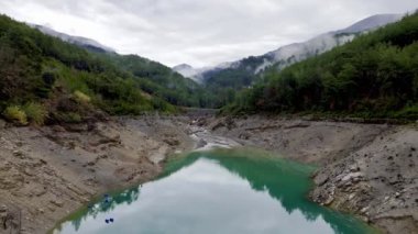 Kuş bakışı bir dağ nehri kanyonu