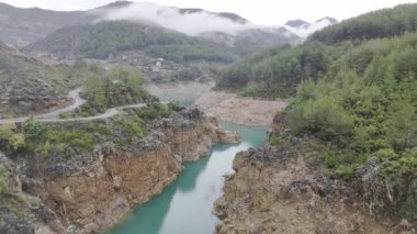 Kuş bakışı bir dağ nehri kanyonu
