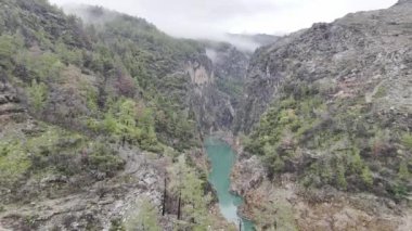 Kuş bakışı bir dağ nehri kanyonu