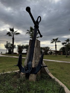 Deniz kıyısında heykel sunucusu. Yüksek kalite fotoğraf