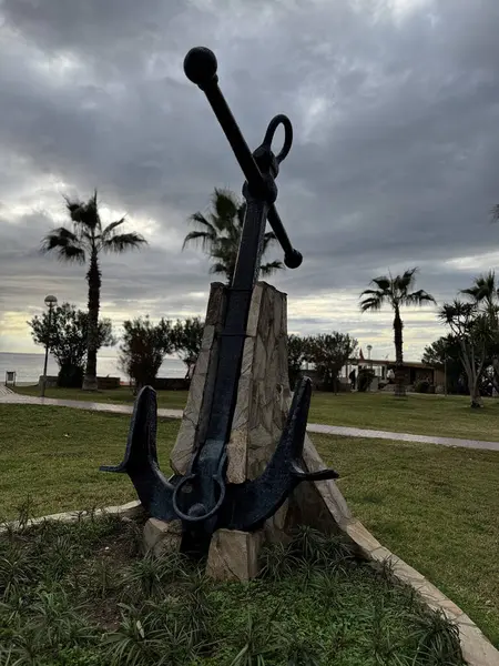 Deniz kıyısında heykel sunucusu. Yüksek kalite fotoğraf