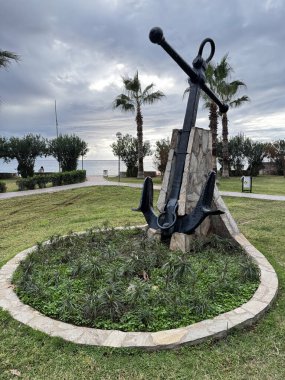 Deniz kıyısında heykel sunucusu. Yüksek kalite fotoğraf