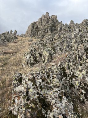 Çıplak kayalıklar bulutlu kayalıkları rahatlatıyor. Uçurumlar bulutlu. Yüksek kalite fotoğraf