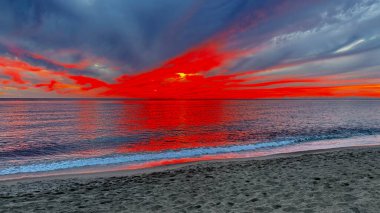 Olağanüstü güzel gün batımı deniz plajı olağandışı inanılmaz enfes. Yüksek kalite fotoğraf