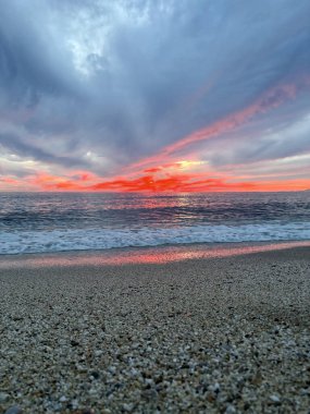 Olağanüstü güzel gün batımı deniz plajı olağandışı inanılmaz enfes. Yüksek kalite fotoğraf