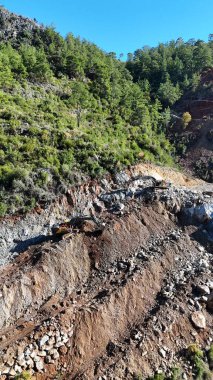 Dağ insansız hava aracı manzaralı kozalaklı orman 4k