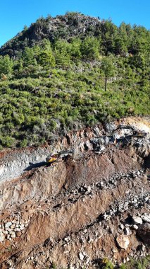 Dağ insansız hava aracı manzaralı kozalaklı orman 4k