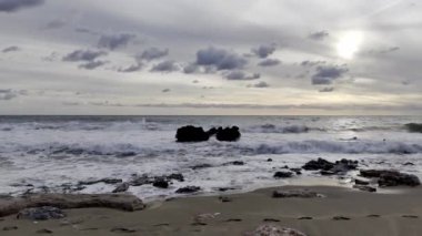 Okyanus bulutlu gün batımı. Yüksek kaliteli FullHD görüntüler