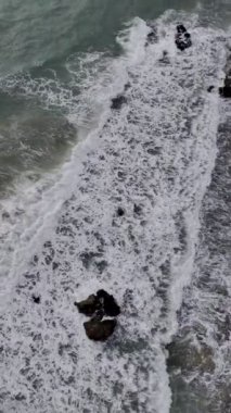 Dalgalar kayalıklara çarpıyor. Yüksek kalite 4k görüntü