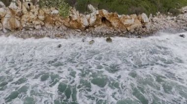 Dalgalar kayalıklara çarpıyor. Yüksek kalite 4k görüntü