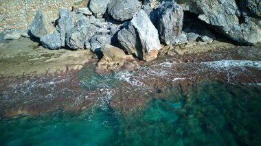 Dalgalar okyanusu kayalar Yüksek kalite fotoğraf 