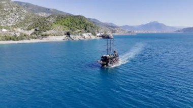 Korsan gemi sahil turistleri, tur, deniz turu