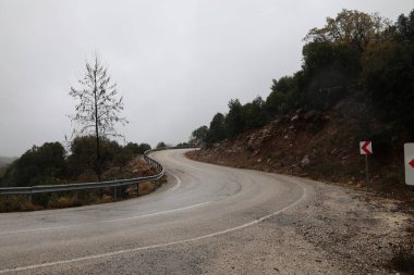 Yağmurlu dolambaçlı yol. Yüksek kalite fotoğraf