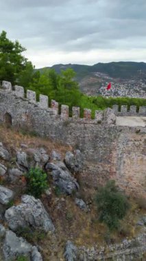 Akdeniz kalesi üzerinde İHA uçuşu. Yüksek kaliteli FullHD görüntüler