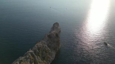 Uçurum drone manzaralı kayalık deniz kıyısı. Yüksek kalite 4k görüntü