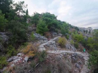 Akdeniz kalesi üzerinde İHA uçuşu. Yüksek kaliteli FullHD görüntüler